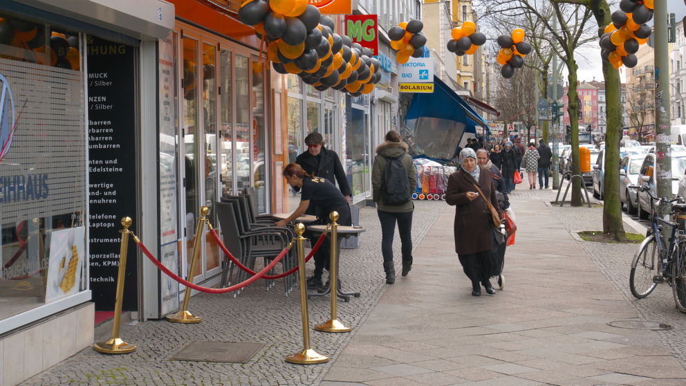 Straßenszene am Kottbusser Damm, Berlin-Neukölln.